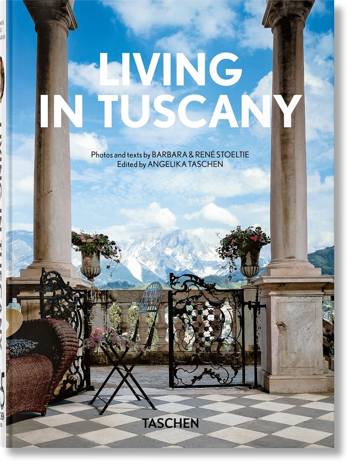  کتاب Living in Tuscany 