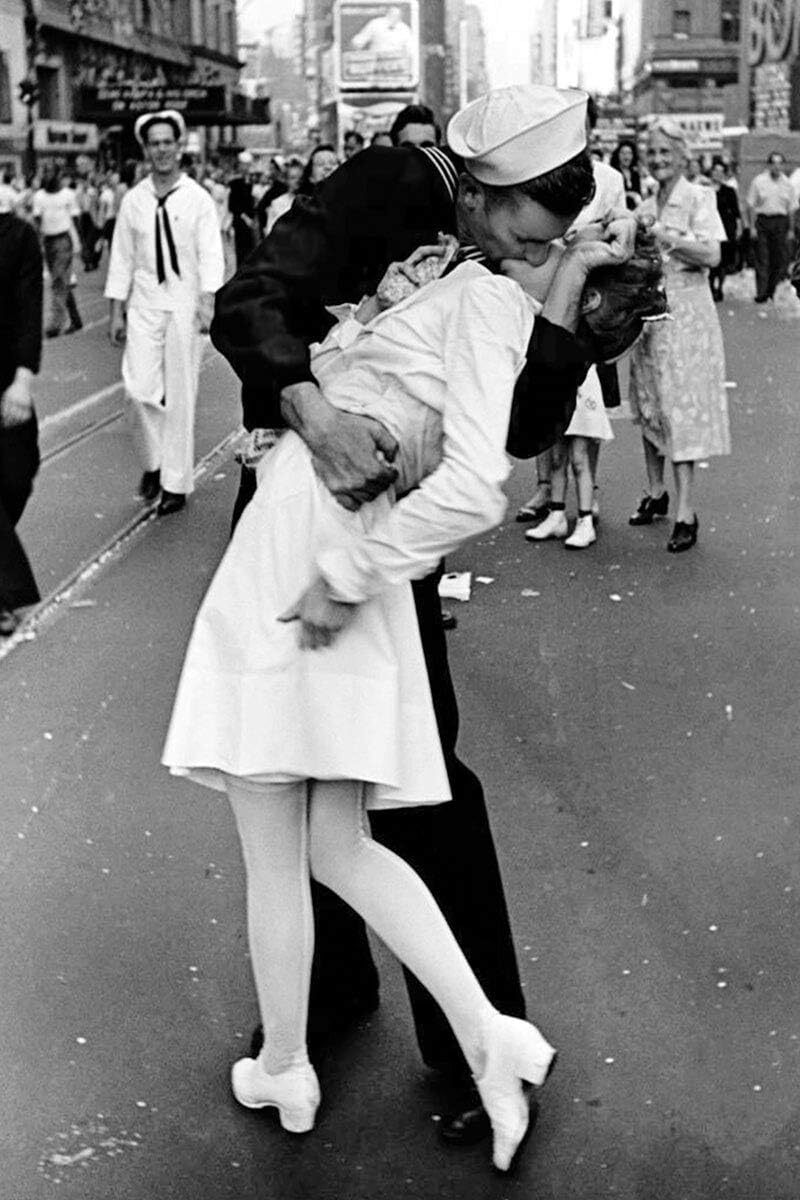  پازل 1000 تکه یوروگرافیک طرح Kissing on VJ Day Life Magazine 